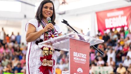 Beatriz Mojica Morga afirma que en Morena priorizará la paz ante el panorama del proceso político en Guerrero, donde participan 17 aspirantes, y explica la necesidad de cambiar el modelo histórico de seguridad.
00:00 - Proceso interno de Morena en Guerrero
01:42 - Encuesta y unidad entre aspirantes
03:51 - Estrategia para construcción de paz
06:15 - Origen histórico de violencia y rezago
08:15 - Experiencia al servicio de la ciudadanía
COMENTA ESTE VIDEO Y COMPARTELO CON TUS AMIGOS
No olvides dejarnos tus comentarios y visitarnos en
Sitio: http://www.imagenradio.com.mx
Facebook: https://www.facebook.com/ImagenRadio/?locale=es_LA
Twitter: https://x.com/Imagen_Mx
Suscríbete a nuestro canal:
https://www.youtube.com/channel/UCB0BUmdBOrH9mYU2ebs1eWA
#imagenradio #noticiasenvivo #MorenaGuerrero #BeatrizMojica #EleccionesGuerrero #SeguridadGuerrero #CuartaTransformacion