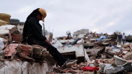 Hilyerin Subero, de 28 años, reacciona tras encontrar las llaves de su esposo, Jeison Nieto, después de los terremotos mortales del 24 de junio, en La Guaira, Venezuela, el 6 de julio de 2026.