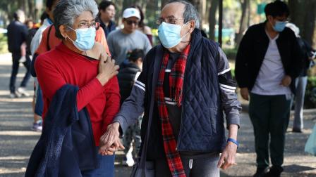 CIUDAD DE MÉXICO, 20DICIEMBRE2025.- La fundación Juntos Forjando un Mundo Mejor aplicó vacunas de Influenza, COVID y Neumococo para mayores de 60 años, derechohabientes o no del Sector Salud, en las inmediaciones del Parque de los Venados. La Asociación Civil cuenta con 15 años de experiencia y desde hace tres implementa campañas de acceso universal a vacunas. Lo anterior, ocurre en un contexto en qué el gobierno mexicano lanzó una alerta respecto a la llamada "Súper Gripe", variante AH3N2 de la influenza, por lo que ha llamado a toda la población a vacunarse. FOTO: GALO CAÑAS/CUARTOSCURO.COM