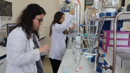 Recortes y políticas antiinmigrantes golpean con el éxodo de científicos de EU: Oppenheimer