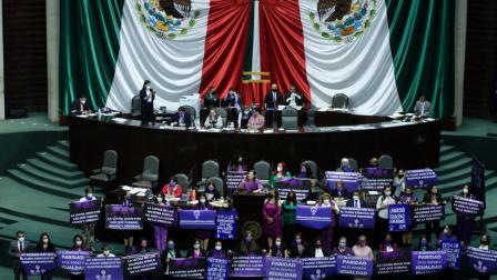 #Feminicidio #MartaTagle #Justicia #DerechosHumanos #ViolenciaDeGénero
Martha Tagle, consultora en género y derechos humanos, denunció que la disminución del 36% en las cifras de feminicidios reportada por la administración federal responde a una reclasificación administrativa de los delitos como homicidios dolosos, lo cual distorsiona la realidad de la violencia contra las mujeres en México.
En entrevista para la Primera Emisión de Imagen Radio con Ivonne Melgar, la ex legisladora enfatizó que, pese a los datos oficiales, el país mantiene un promedio constante de 10 asesinatos de mujeres diariamente, una problemática que, según advirtió, persiste sin una respuesta institucional efectiva tras años de omisiones en las fiscalías.
00:00 - Iniciativa presidencial contra feminicidio
02:04 - Dificultades históricas del tipo penal de feminicidio
03:21 - Reclasificación de delitos en fiscalías estatales
05:14 - Análisis de estadísticas y violencia feminicida
07:52 - Necesidad de reestructurar fiscalías y denuncias
11:13 - Desmantelamiento de presupuesto para igualdad y violencia
COMENTA ESTE VIDEO Y COMPARTELO CON TUS AMIGOS
Para más información entra: https://www.youtube.com/watch?v=6pLXCoJQvPE
No olvides dejarnos tus comentarios y visitarnos en
Sitio: http://www.imagenradio.com.mx
Facebook: https://www.facebook.com/ImagenRadio/?locale=es_LA
Twitter: https://x.com/Imagen_Mx
¡Dale like y suscríbete al canal!: https://www.youtube.com/channel/UCB0BUmdBOrH9mYU2ebs1eWA
#imagenradiolive #imagenradioenvivo #imagenradio #noticiasenvivo #noticias #imagen #radio
