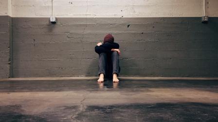 #SaludMental #PrevenciónDelSuicidio #DraPerlaLeal #Psicología #Bienestar
La mayoría de los casos de suicidio en México corresponden a la población masculina, alcanzando un 81.1% según datos del reporte de la Comisión Nacional de Salud Mental y Adicciones (CONASAMA) de 2024. Este fenómeno exhibe una brecha de género en la solicitud de servicios de salud, donde la proporción de atención es de nueve mujeres por cada hombre.
En entrevista para la Primera Emisión de Imagen Radio con Ivonne Melgar, la doctora Perla Leal, académica del departamento de Psicología de la Universidad Iberoamericana, señaló que la cultura de la autosuficiencia masculina limita la capacidad de los varones para identificar, validar y expresar emociones antes de alcanzar niveles de desesperanza extremos.
La académica explicó que la falta de atención médica y psicológica en los varones responde a preceptos culturales asociados al patriarcado, que históricamente desincentivan la vulnerabilidad. Indicó que la construcción de salud mental comienza desde la infancia y la dinámica familiar.
00:00 - Salud mental y señales de alerta ante riesgo de suicidio
01:28 - Desafío de salud mental en hombres y estigmas sociales
02:55 - Causas multifactoriales y pérdida de esperanza
07:41 - Responsabilidad familiar y deconstrucción del patriarcado
11:07 - Impacto de la felicidad tóxica en redes sociales
13:11 - Recomendaciones para identificar señales de riesgo
COMENTA ESTE VIDEO Y COMPARTELO CON TUS AMIGOS
Para más información entra: https://www.youtube.com/watch?v=6pLXCoJQvPE
No olvides dejarnos tus comentarios y visitarnos en
Sitio: http://www.imagenradio.com.mx
Facebook: https://www.facebook.com/ImagenRadio/?locale=es_LA
Twitter: https://x.com/Imagen_Mx
¡Dale like y suscríbete al canal!: https://www.youtube.com/channel/UCB0BUmdBOrH9mYU2ebs1eWA
#imagenradiolive #imagenradioenvivo #imagenradio #noticiasenvivo #noticias #imagen #radio