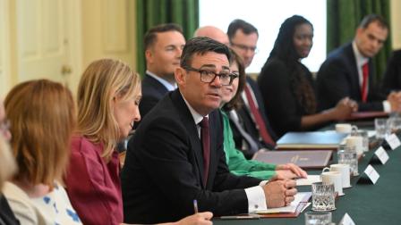 Andy Burnham asume como primer ministro británico en medio de polarización política