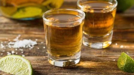 Economía alista aranceles recíprocos por barreras al tequila mexicano