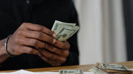 Luke Brett, la historia del joven que se hizo rico por un error del banco