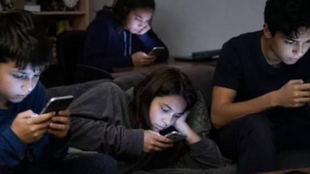 Identifica señas de adicción a pantallas en menores