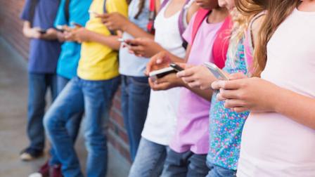 Sheinbaum prohíbe celulares en escuelas públicas a partir del 3 de noviembre
