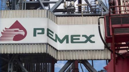 Exportaciones de crudo de Pemex caen 45%
