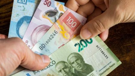 Monex advierte presiones al peso por tasas altas de Banxico y Fed