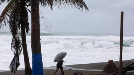Huracán Simon provoca lluvias e interactúa con frente frío dos