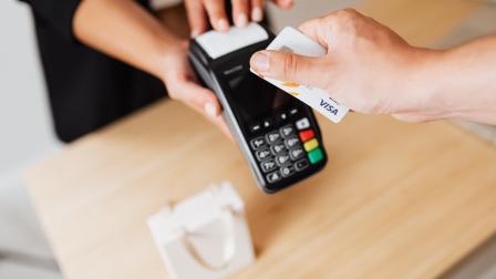 Senado aprueba ley que prohíbe dinero en efectivo en comercios