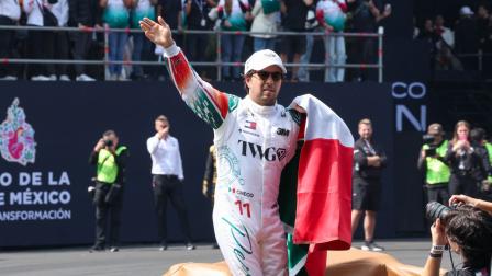 'Checo' Pérez durante el showrun en CDMX